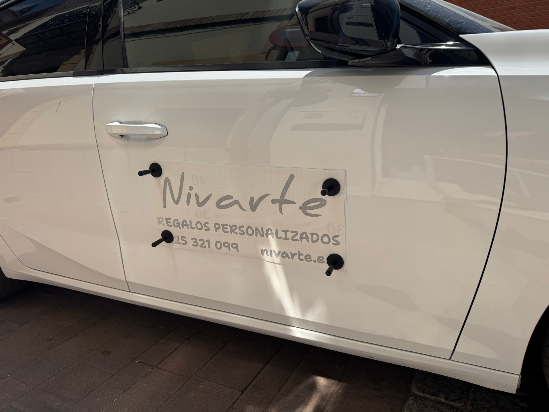 Proceso de aplicación de vinilo de corte sobre la puerta